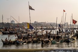 Accra;-Ghana;-Jamestown;-fishing-harbour;-fleet;-pirogue;-masts;-flags;-density;-skyline;-haze;-artisanal-fishing;-fishing-community;-Gulf-of-Guinea;-West-Africa;-historic-district;-documentary-photography;-Kaleidos;-Kaleidos-images;-La-parole-à-limage;-Stories-Pictures;-Tarek-Charara